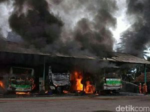 Tiga Bus Budiman Terbakar di Pul Pangandaran Tiga Bus Budiman Terbakar di Pul Pangandaran