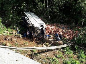 Truk Pembawa Mi Instan yang Terjun ke Jurang Belum Bisa Dievakuasi Truk Pembawa Mi Instan yang Terjun ke Jurang Belum Bisa Dievakuasi