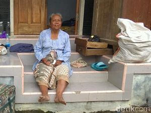 Kisah Nenek Darini, Korban Banjir Cirebon yang Rumahnya Ambruk Kisah Nenek Darini, Korban Banjir Cirebon yang Rumahnya Ambruk