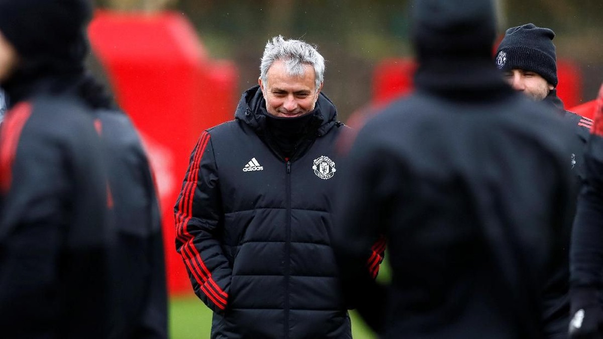 Manajer MU Jose Mourinho dalam sesi latihan jelang lawan Sevilla (Foto: Jason Cairnduff/Action Images via Reuters)