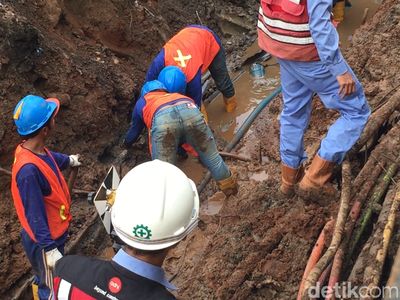 Foto: Gali Tanah, Petugas PGN Perbaiki Pipa Gas Bocor di Depan BNN