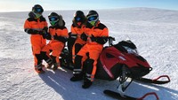 Ronaldo dan Georgina juga berfoto dengan pasangan lain yang juga sedang main snowmobile. (Foto: Instagram @georginagio)
