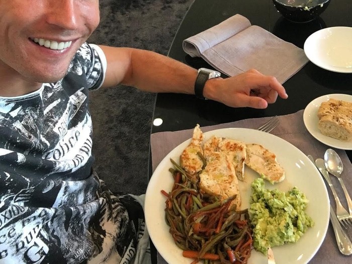 Jadi Pemain Bola Terbaik di Dunia, Begini 12 Gaya Makan Cristiano Ronaldo