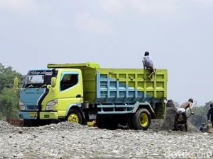 Tanah Nyaris Hilang, Warga Pekalongan Tutup Paksa Galian C