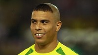 Bicara soal gaya rambut nyentrik, apa yang diperlihatkan Ronaldo di Piala Dunia 2002 ini sudah pasti harus disebut. (Foto: Shaun Botterill/Getty Images)