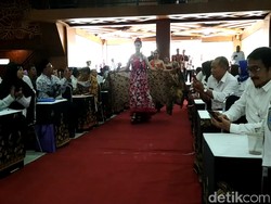 Lenggak-lenggok Model Ini Segarkan Suasana Musrenbang di Blitar