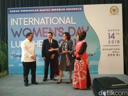 Senyum Semringah Sri Mulyani dan Fadli Zon Bersalaman di DPR