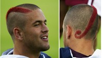Pada sebuah laga timnas Inggris di tahun 2002, Joe Cole terlihat mengusung gaya rambut seperti ini. Dari depan tampak relatif biasa, tapi di belakang? Seperti huruf J! (Foto: Jamie McDonald/Getty Images)