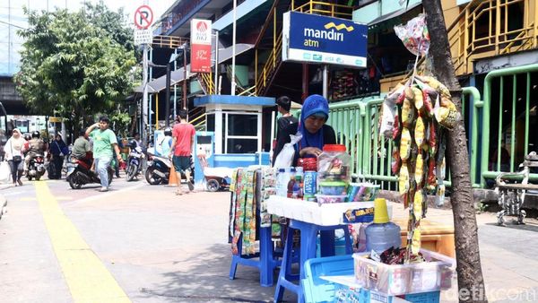Foto: Miris, Trotoar di Tanah Abang Ini Dijadikan Tempat Berjualan