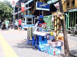 Foto: Miris, Trotoar di Tanah Abang Ini Dijadikan Tempat Berjualan