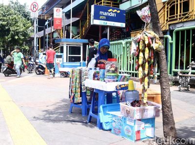 Foto: Miris, Trotoar di Tanah Abang Ini Dijadikan Tempat Berjualan