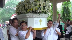 Foto: Haru di Prosesi Kremasi Pendiri Matahari Hari Darmawan