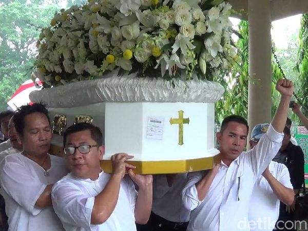 Foto: Haru di Prosesi Kremasi Pendiri Matahari Hari Darmawan