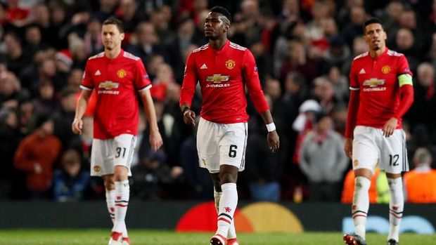 Paul Pogba (tengah) merupakan pemain termahal Manchester United, namun performanya menjadi salah satu yang terburuk lawan Sevilla. (