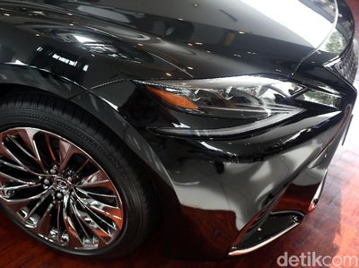 Sedan Mewah Lexus Jadi Rebutan Orang Kaya