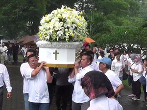 Hormati Melasti, Keluarga Tunda Larung Abu Jenazah Hari Darmawan Hormati Melasti, Keluarga Tunda Larung Abu Jenazah Hari Darmawan