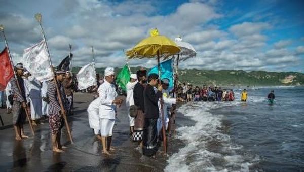Sakralnya Upacara Melasti di Bali Sambut Hari Raya Nyepi