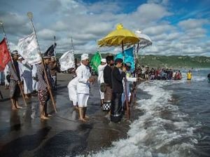Sakralnya Upacara Melasti di Bali Sambut Hari Raya Nyepi