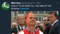 Mourinho juga harus malu kepada Frank De Boer, yang sempat dibilang sebagai manajer terburuk Premier League sepanjang sejarah. Usai didepak Sevilla, ada yang mau lihat MU dilatih De Boer? (Foto: Twitter @mikesanz19)