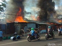 Rumah Makan Padang dan Gudang di Semarang Dilalap Api