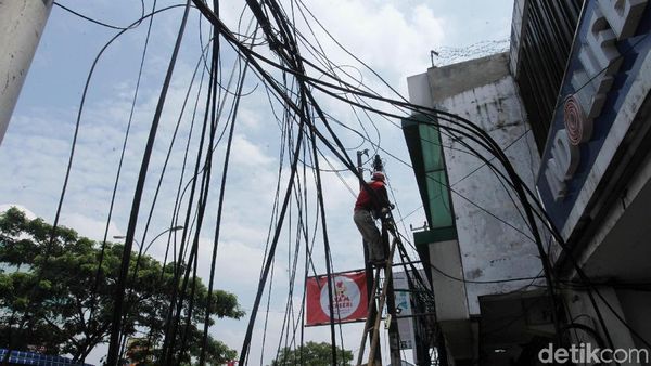 Kabel Semrawut di Jalan Margonda Depok Ditertibkan