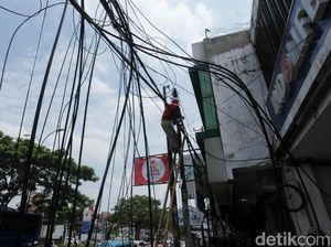 Kabel Semrawut di Jalan Margonda Depok Ditertibkan