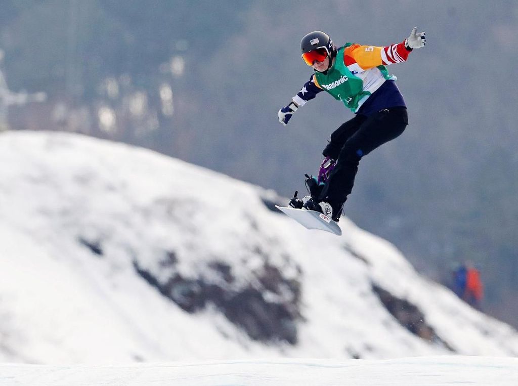 Kisah Menakjubkan Snowboarder Jatuh ke Jurang Es, Selamat Gegara iPhone