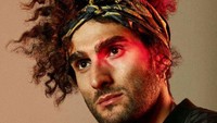 Kalau gaya rambut Mickey Mouse-nya banyak dikecam, mungkin Fellaini bisa berganti model. Kalau begini gimana nih, netizen? Kasih komentar ya di bawah. (Foto: Twitter @ManUtdInPidgin)
