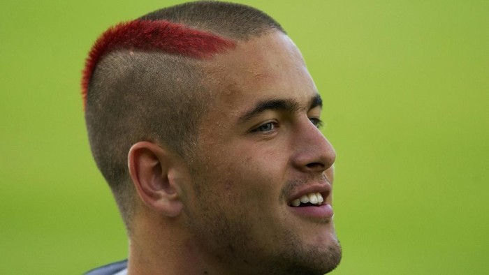 SOUTHEND - 23 JULY:  Joe Cole of West Ham United sporting a new haircut during the pre-season friendly between Southend United and West Ham United at Roots Hall in Southend, England on July 23, 2002. (Photo by Jamie McDonald/Getty Images)