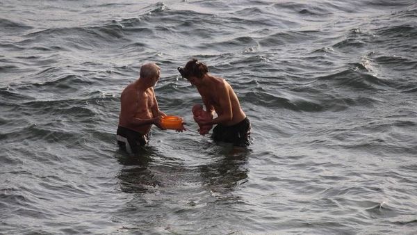 Anti-mainstream! Wanita Rusia Melahirkan di Laut Merah dan Jadi Viral