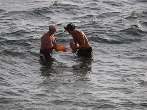 Anti-mainstream! Wanita Rusia Melahirkan di Laut Merah dan Jadi Viral