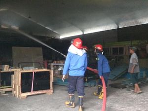 Gudang Distributor Kaca Terbakar, Diduga Karena Korsleting
