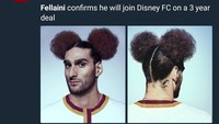 Wah jangan-jangan Fellaini mau hengkang nih dari MU ke Disney FC. Eh memang ada ya Disney FC? (Foto: Twitter @ManUtd_HQ)
