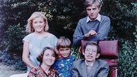 Sisi Lain Stephen Hawking Bersama 3 Anaknya