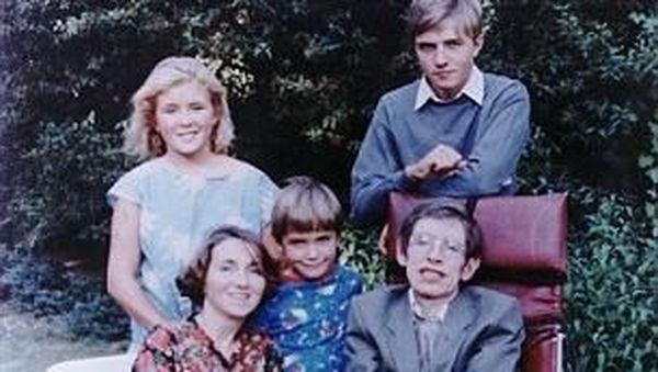 Sisi Lain Stephen Hawking Bersama 3 Anaknya