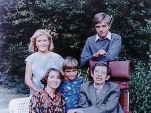 Sisi Lain Stephen Hawking Bersama 3 Anaknya Sisi Lain Stephen Hawking Bersama 3 Anaknya