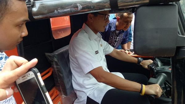 Foto: Aksi Sandiaga Narik Bajaj Oranye Pengangkut Sampah