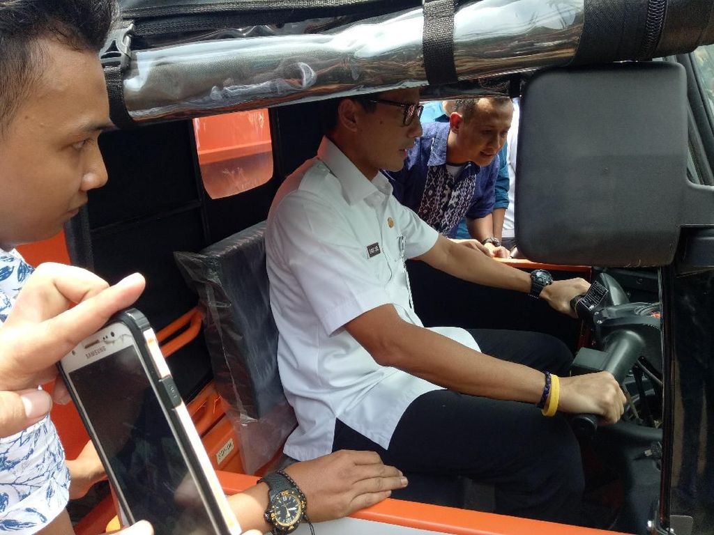 Bruuum, Sandiaga Nyetir Bajaj Oranye Pengangkut Sampah Bruuum, Sandiaga Nyetir Bajaj Oranye Pengangkut Sampah