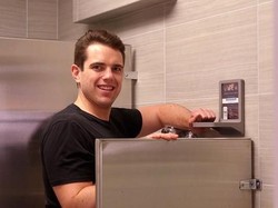 Jual Rak Minuman Khusus Toilet, Mahasiswa Ini Raup Miliaran Rupiah