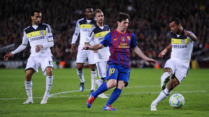 Barcelona BARCELONA, SPAIN - APRIL 24: Lionel Messi of FC Barcelona (C) duels for the ball with Ashley Cole of Chelsea (R) during the UEFA Champions League Semi Final, second leg match between FC Barcelona and Chelsea FC at Camp Nou on April 24, 2012 in Barcelona, Spain. (Photo by David Ramos/Getty Images)