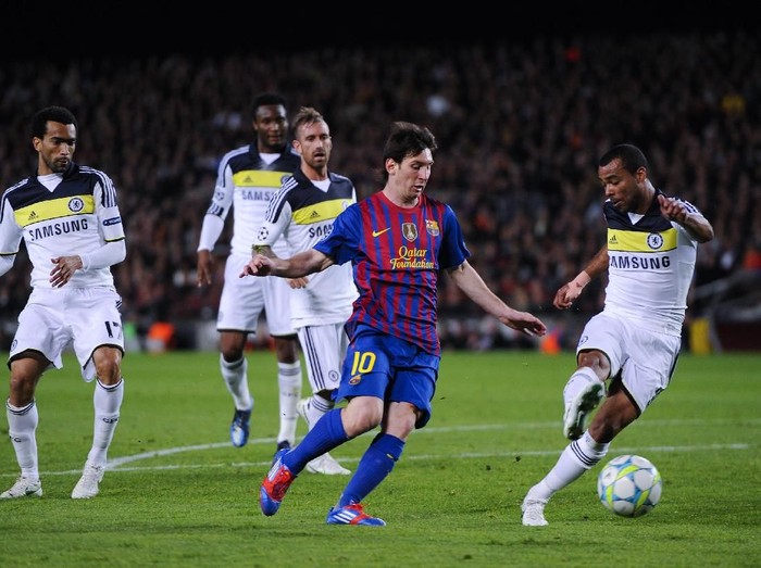 BARCELONA, SPAIN - APRIL 24:  Lionel Messi of FC Barcelona (C) duels for the ball with Ashley Cole of Chelsea (R) during the UEFA Champions League Semi Final, second leg match between FC Barcelona and Chelsea FC at Camp Nou on April 24, 2012 in Barcelona, Spain.  (Photo by David Ramos/Getty Images)