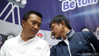 Imam Nahrawi berbincang dengan Indra Sjafri di sela-sela peluncuran Okky Splash Youth Soccer League 2018.