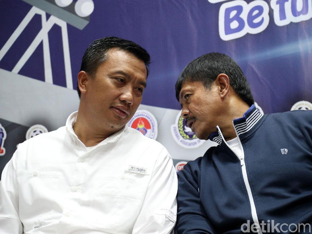 Indra Sjafri bersama Menpora Imam Nahrawi. (Foto: Grandyos Zafna/detikcom)