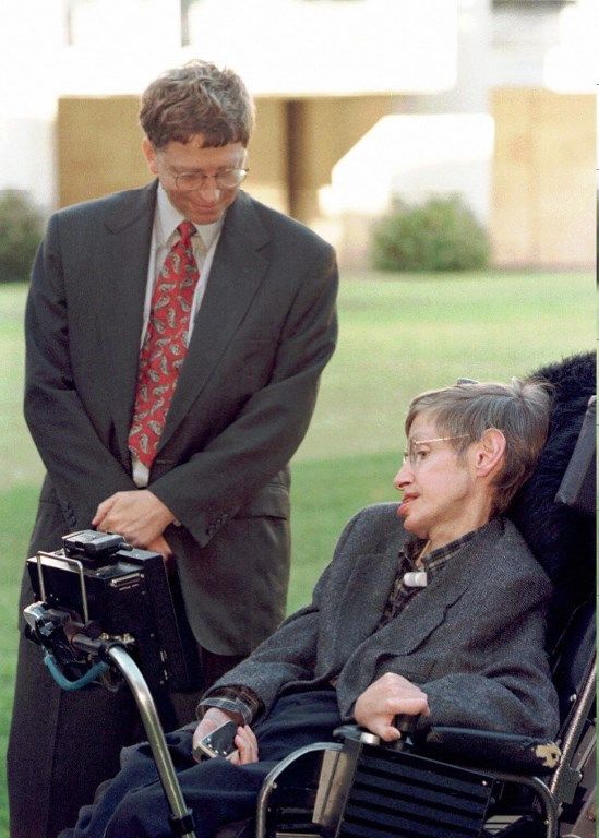 Microsoft President Bill Gates meets Professor Stephen Hawking on a visit to Cambridge University Tuesday October 7, 1997. Microsoft recently announced funding of 50 Million pounds (80 million dlrs US) for a research centre to be based in Cambridge and Bill Gates followed this up with a personal gift of 12 million (19.2 million dlrs US) to the University. (AP Photo/Findlay Kember/Pool) / AFP PHOTO / POOL / FINDLAY KEMPER