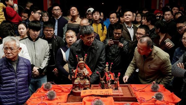 Aksi Ngeri Pria Main dengan Bola Berpaku hingga Berdarah-darah