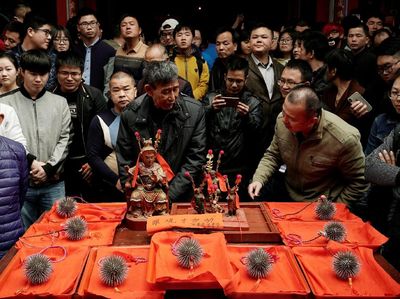 Aksi Ngeri Pria Main dengan Bola Berpaku hingga Berdarah-darah