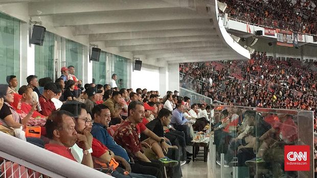 Gubernur DKI Anies Baswedan menghadiri laga Persija vs Song Lam.