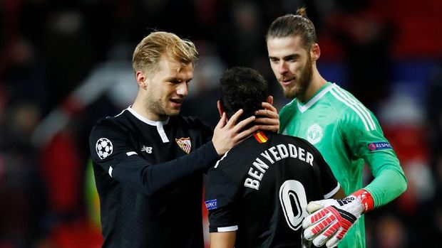 Wissam Ben Yedder mendapat ucapan selamat dari David de Gea.