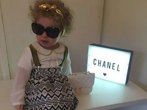 Hollie, Gadis Cilik yang Pintar Berpose Bak Model