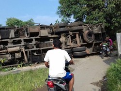 Truk Bermuatan Sabun Terguling Hingga Keluar Tol Palimanan-Kanci